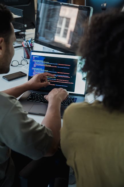 プログラミング学習のためのモジュール教材が並ぶデスク